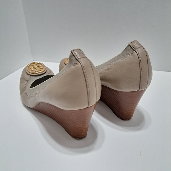 Tory Burch Caroline wedge heel, size 9.5M  Tan - Picture 14 of 16